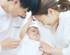 赤ちゃんを寝かしつける両親　子育てイメージ